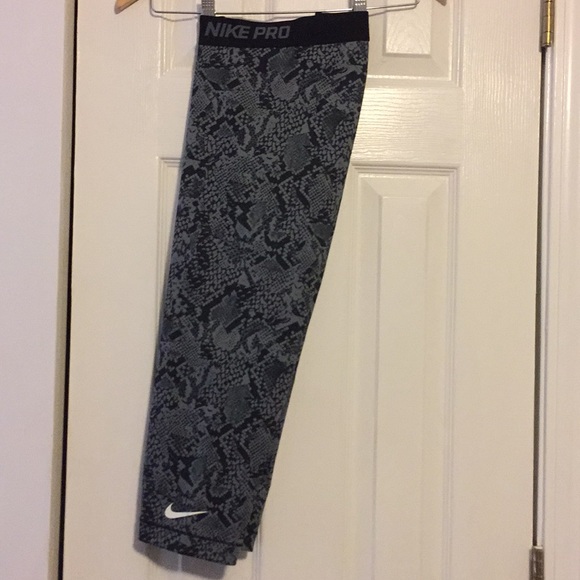 Nike Pants - Nike Pro Crop Leggings